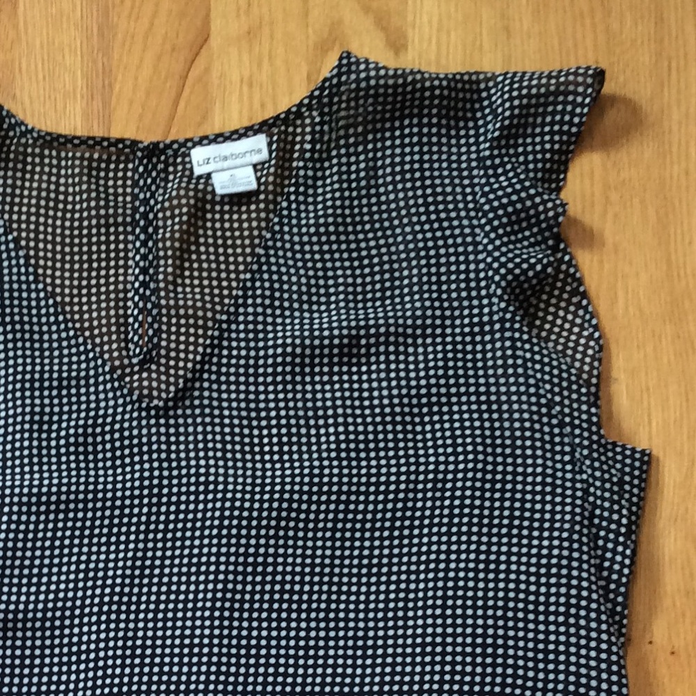 black and white top ⭐️ Liz Claiborne ⭐️ XL ⭐️ polka dots ⭐️ v-neck